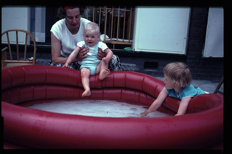 17.Delft jun 1966 Mama,Marion,Peter.JPG